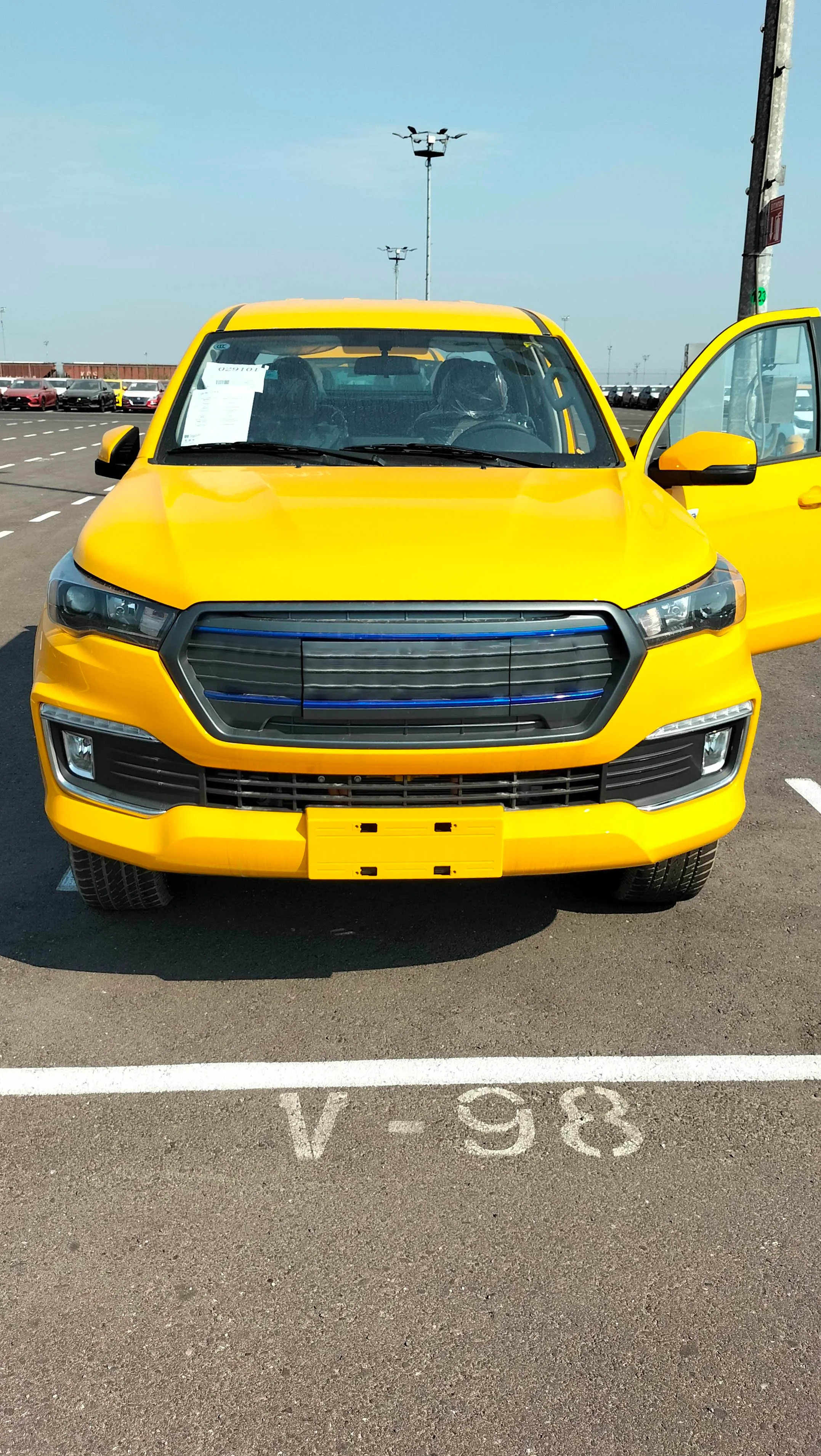 Camioneta eléctrica amarilla de caja.